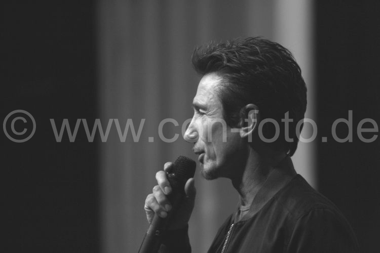 Dominic Keating