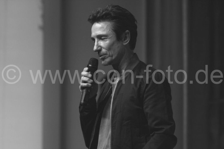 Dominic Keating