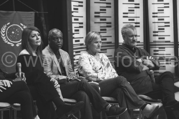 gates MacFadden, Michael Dorn, Marina Sirtis, Levar Burton, Denise Crosby 
und John deLancie