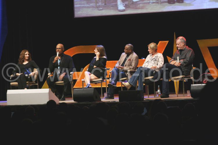 gates MacFadden, Michael Dorn, Marina Sirtis, Levar Burton, Denise Crosby 
und John deLancie